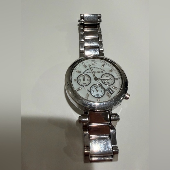 Michael Kors Parker MK5275 Women Stainless Steel Analog Dial  Michael Kors MK5275 Women Silver Stainless Steel Analog Dial Quartz Watch